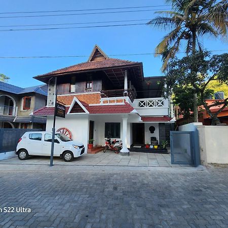 Kairali Palace Home Stay Thekkady Exterior photo